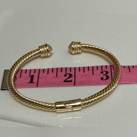 Gold Tone Cable Flex Cuff Clear Crystals on the ends! Stunning!NWOT - Picture 8 of 8